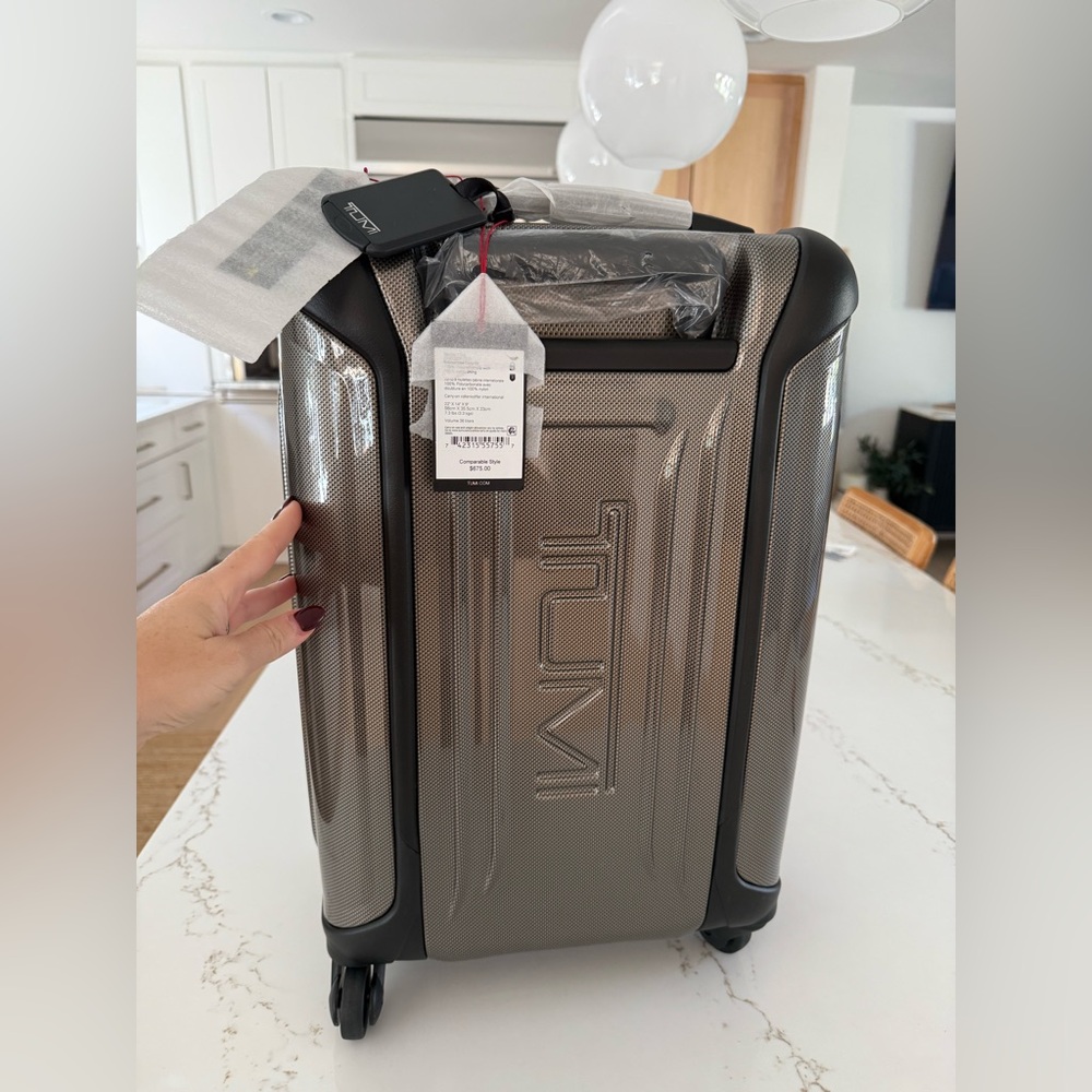 Tumi Vapor 22" International Carry-On
Hardcase Spinner Luggage Fossil NWT $675 - Picture 4 of 17